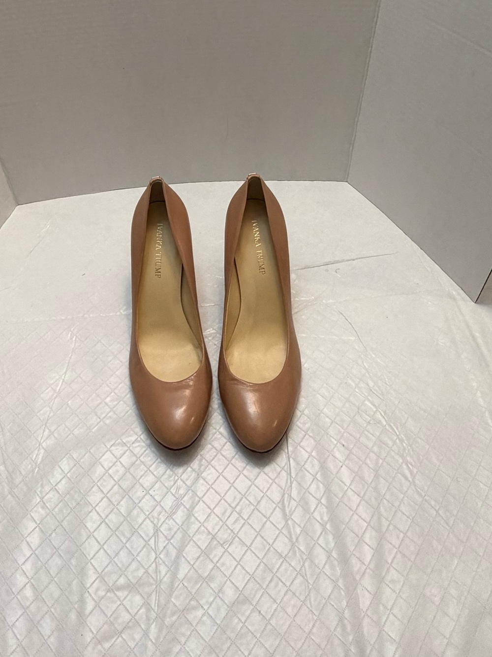 Ivanka Trump Nude Tan Leather Round Toe Pumps Low Heel Size 9M